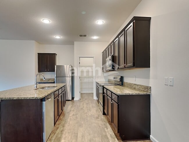 Building Photo - 4878 St James Ln