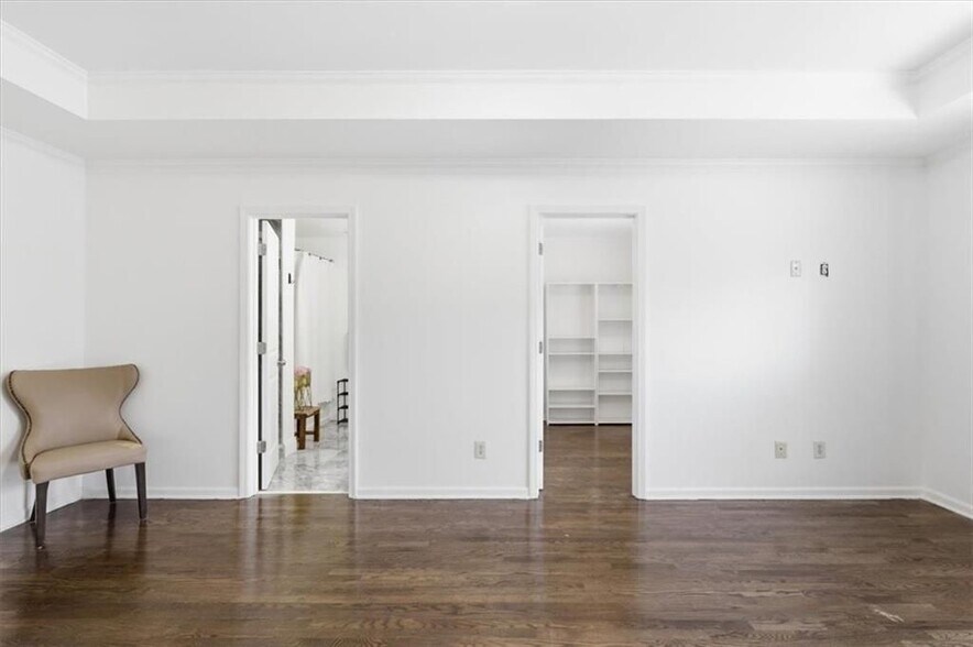 Building Photo - 1076 N Village Dr