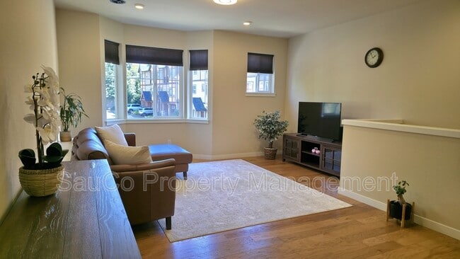 Building Photo - 525 SW 197th Pl