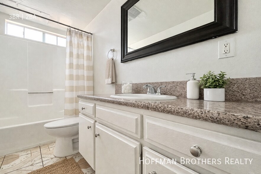 Building Photo - 316 E Hyde Park Blvd