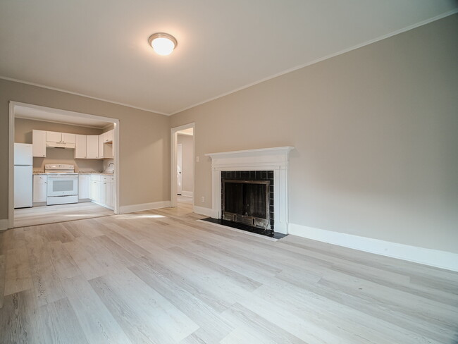 Building Photo - "Charming 4-Bedroom Gem in Charlotte - Cozy Living with Spacious Comfort!"