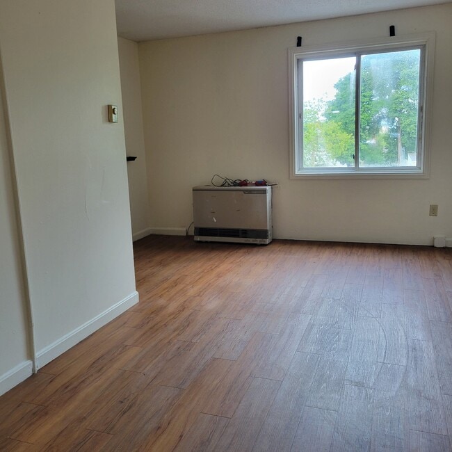 Building Photo - 384 College St