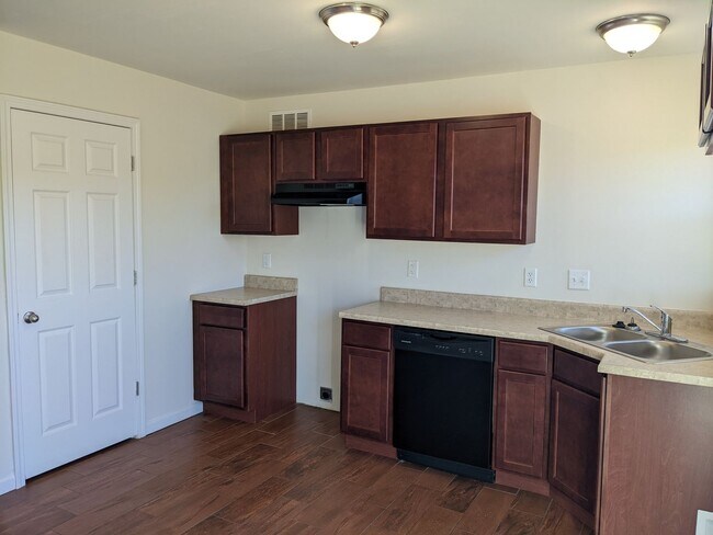 Building Photo - 3 bed/2 bath with 1 car garage for lease c...