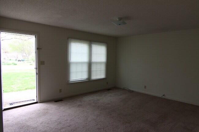 Building Photo - 4 Bedroom Pet Friendly Home For Rent Near Post!