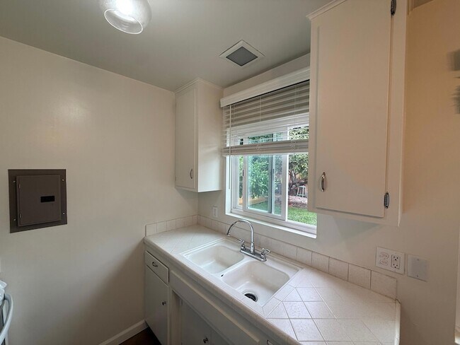 Building Photo - 1808 Castillo St