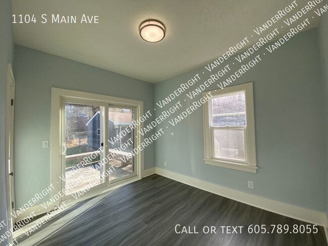 Building Photo - Charming 3 Bedroom House With Office & Fen...