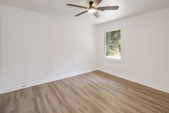 Building Photo - IMMEDIATE MOVE IN!  Cute 2 Bedroom Home wi...