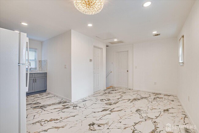 Building Photo - 385 Pierson Ave