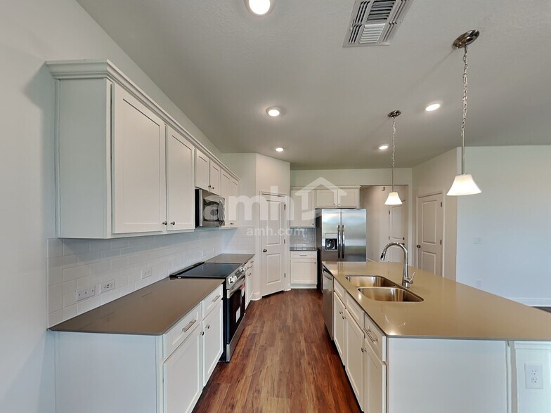 Building Photo - 14641 Cedar Ml Dr