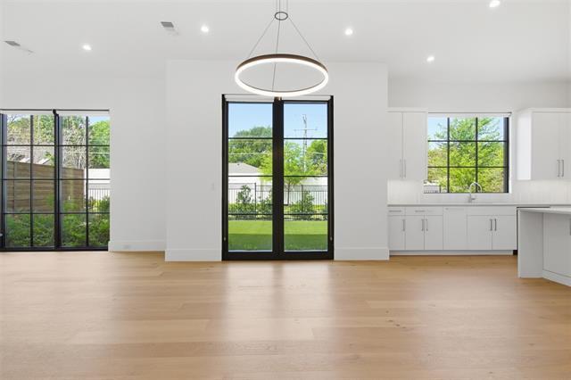 Building Photo - 9855 Kingsway Ave