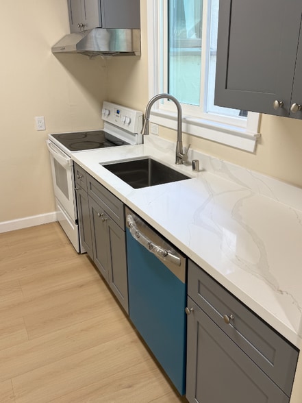 Building Photo - 1701 Le Roy Ave