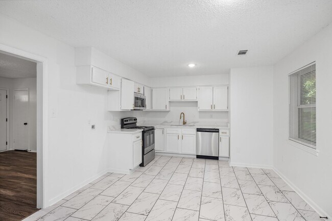 Building Photo - 3 bedroom, 2 bath recently updated in Horn...