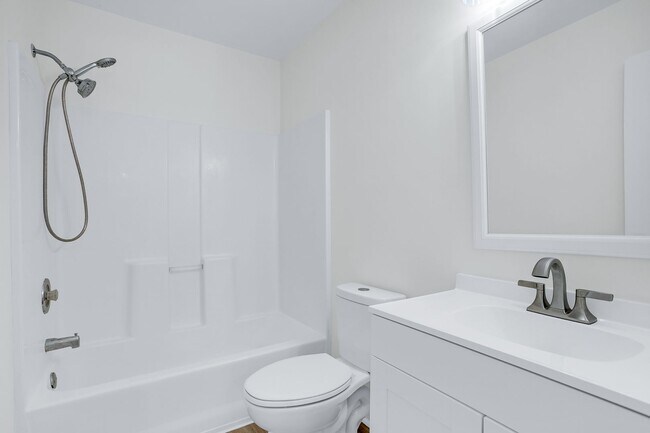 Building Photo - 3 Bedroom 2 Bathrooms in Sterling Creek - Richmond Hill