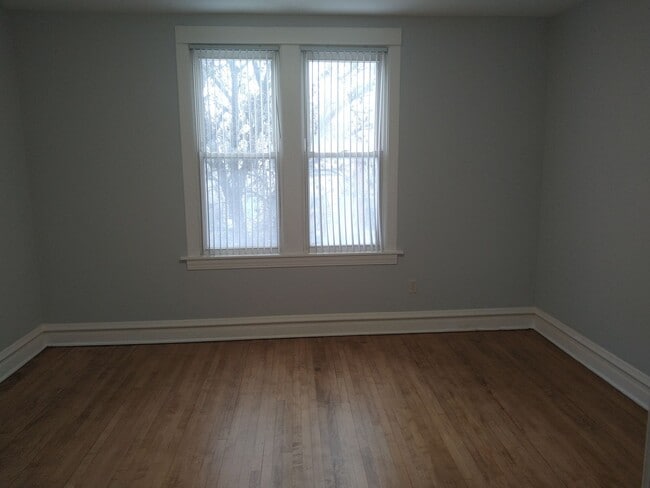 Building Photo - Nice Newly Remodeled 2Br, 1Bth, 2nd Floor -parking included
