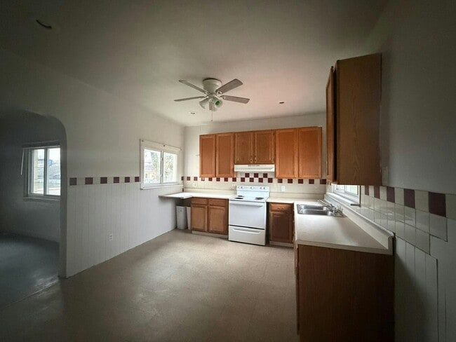 Building Photo - 418 E Ash St