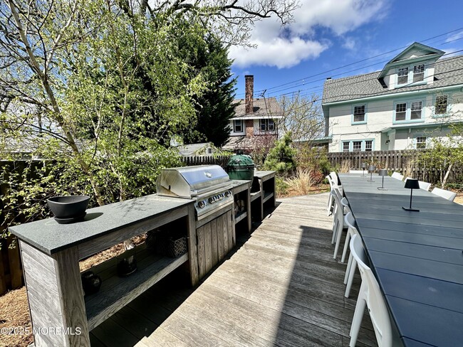 Building Photo - 703 7th Ave