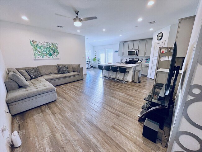 Building Photo - 6811 Fleetwood Crescent Wy