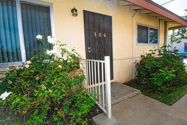 Building Photo - 306 N Azusa Ave