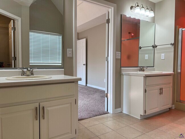 Building Photo - 203 Bryson Way