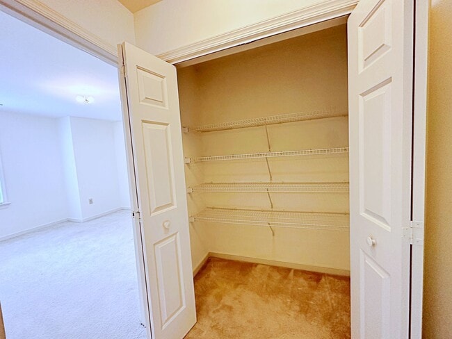 Building Photo - 4 Bedroom Townhouse Near Chesterfield Cour...