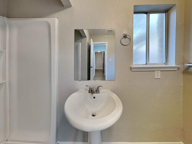 Building Photo - 743 S Iowa Ave