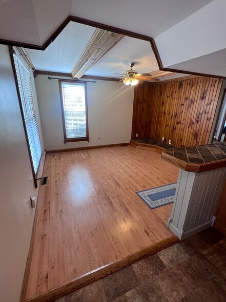 Building Photo - 721 N James St
