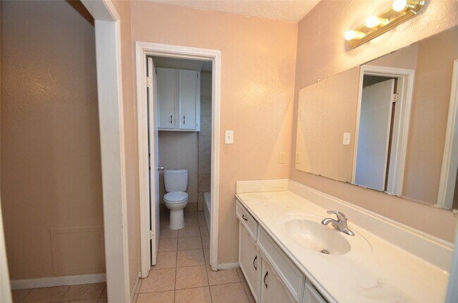 Building Photo - 439 Breeze Park Dr