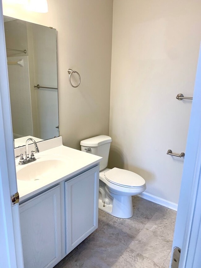 Building Photo - Light Filled 2bd 2bth Penthouse Condo In Piney Orchard!