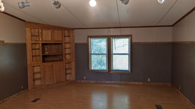 Primary Photo - Great 3 Bedroom 2 Bath Home in quiet resid...