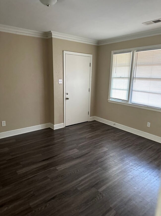 Building Photo - 2045 Lamar Ave