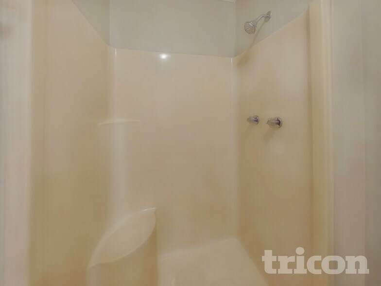 Building Photo - 6273 Branch Hill Cir