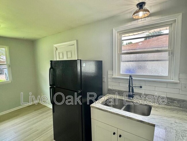 Building Photo - 314 Woodview Ave