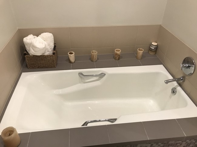 Master bathroom - 2663 S Centinela Ave