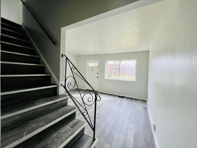 Building Photo - 5970 Glenway Dr