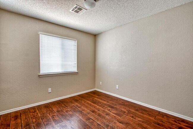 Building Photo - 1819 Shreya St