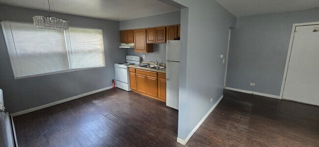 Building Photo - 11 S Whispering Hills Dr