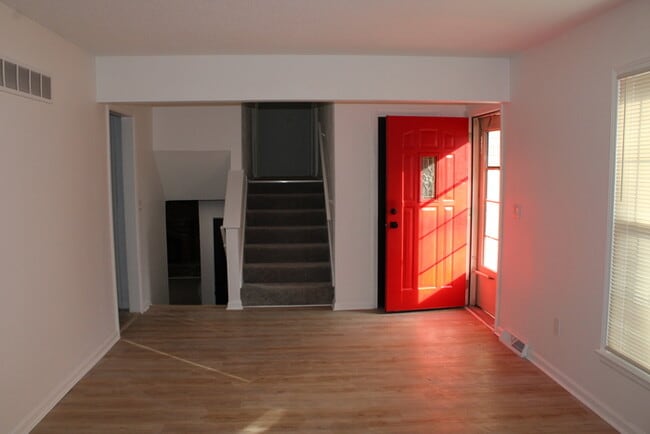 Building Photo - Spacious 5-bedroom, 2.5 full-bath home located in Shawnee, KS