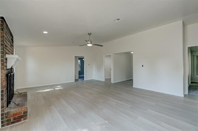 Building Photo - 11601 Matthews Ave
