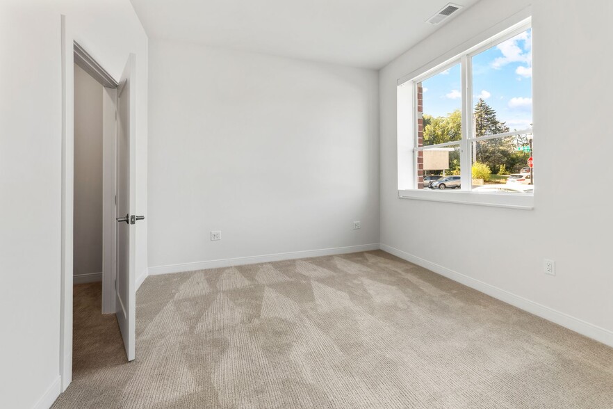 Building Photo - 5945 6th Ave