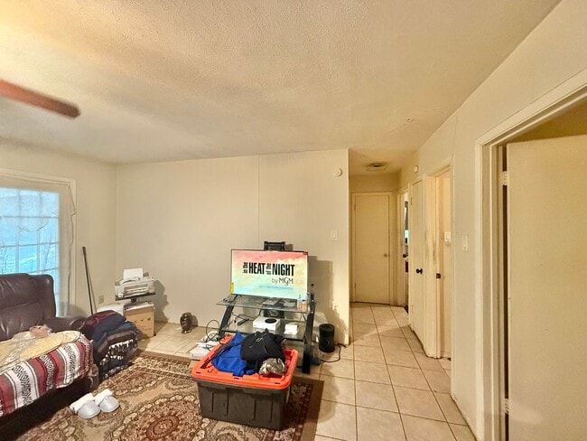 Building Photo - Coming soon! 4 bedrooms 1.5 bathrooms!