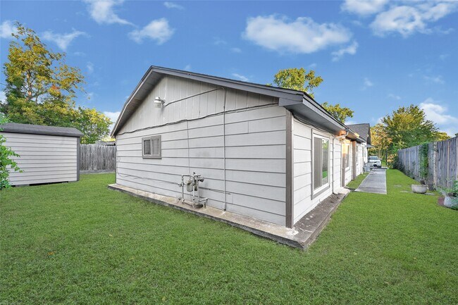 Building Photo - 7223 Lakewood Dr