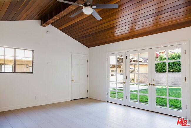 Building Photo - 4933 Collett Ave