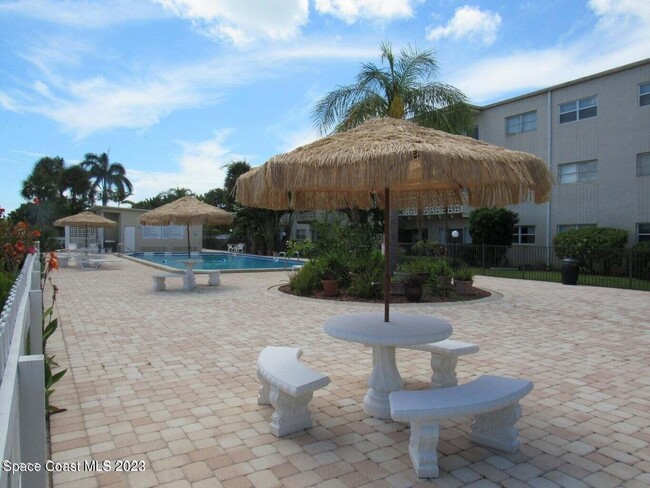 Building Photo - 221 Columbia Dr