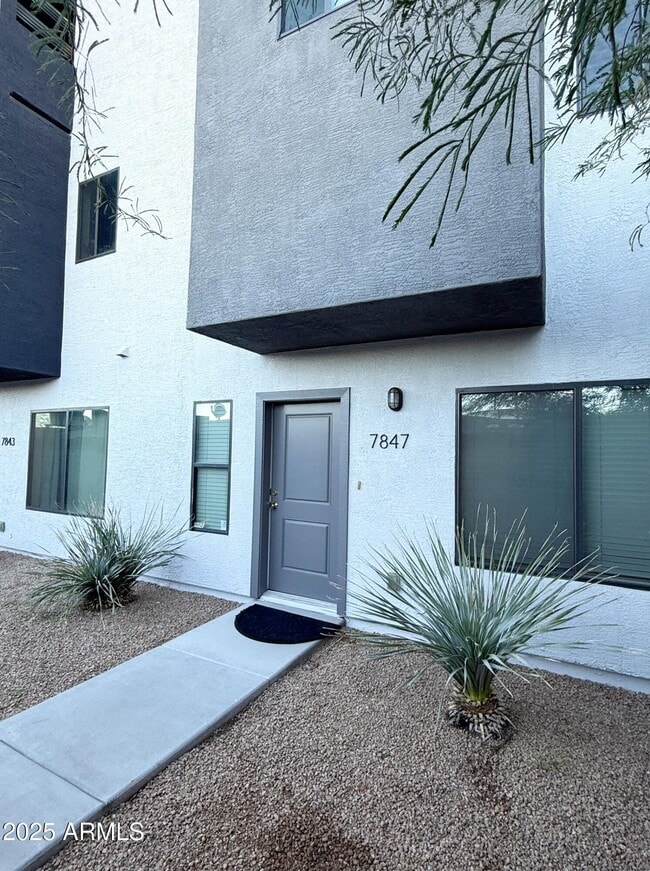 Building Photo - 7847 N 20th Glen