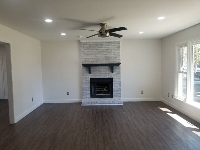 Building Photo - 108 Longview Dr
