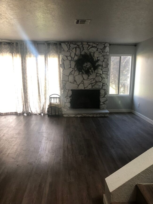 Building Photo - 3 bedroom 2 bathroom Condo in Helendale!