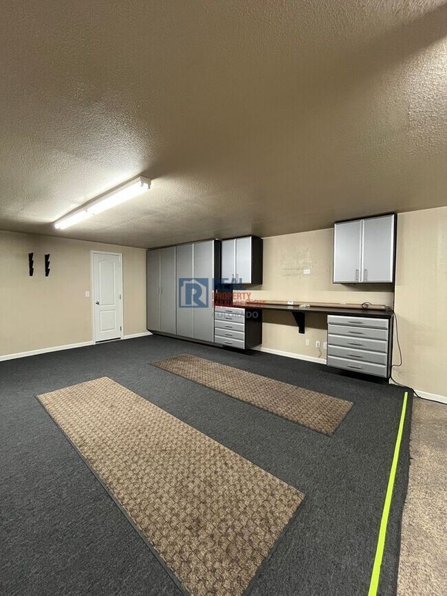 Building Photo - 13583 E Longview Ave