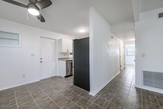 Building Photo - CLOSE TO HISTORIC DISTRICT AND PARKS
