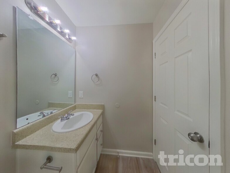 Building Photo - 5411 Peachwood Dr