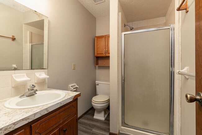 Building Photo - Updated 5 bedroom | 2 bath | 2 car garage | WALK OUT BASEMENT | Fenced backyard | Close to downto...